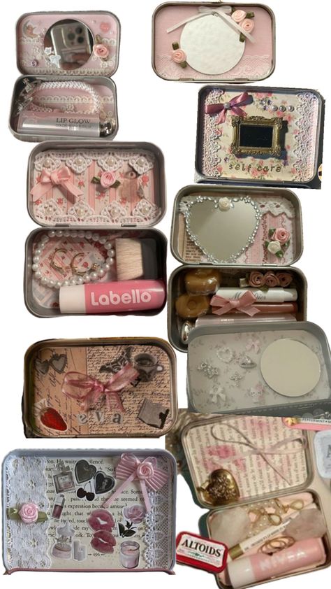 Schleifen, rosa, spitze, kleine rosen, spiegel oder ein bild im deckel, perlen, glitzersteinchen Mint Tin Crafts, Altoids Tins, Mint Tins, Iconic Furniture, Girly Accessories, Makeup Items, Mini Wallet, Pick One, Junk Journals