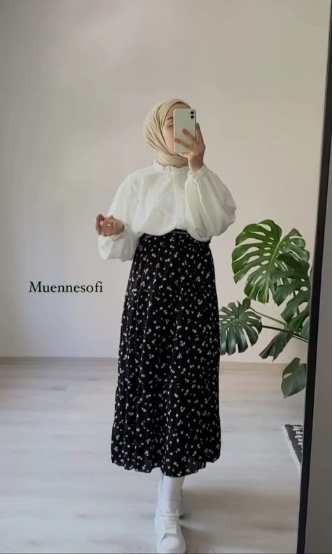 Skirt Flowers Outfits Hijab, Pattern Skirt Outfit, Floral Skirt Outfits, Modest Winter Outfits, Yellow Floral Skirt, Stylish Outfits Casual, Hijabista Fashion, Modest Casual Outfits, Outfit Korean Style