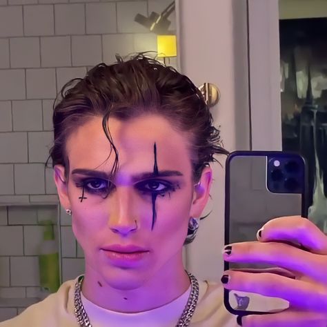 Easy Halloween Makeup Men, Guys Halloween Makeup, Angel Halloween Makeup, Aesthetic Costumes, Satyr Costume, Mens Halloween Makeup, Vampire Makeup Looks, Maquillage Halloween Simple, Halloween Man