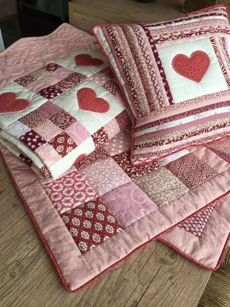 patchwork Quilt Hearts, Colchas Quilting, Quilted Bed, Heart Quilts, Heart Quilt Pattern, Patchwork Ideas, Patchwork Pillow, Red Quilts