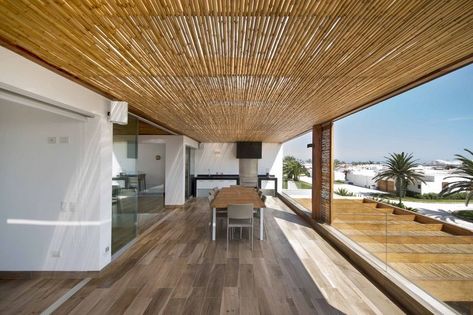 pergola en nattes de bambou – Panda House par DA-LAB Arquitectos – Playa Blanca, Pérou | Construire Tendance Corner Pergola, White Pergola, Bamboo Privacy, Terrasse Design, Pergola Ideas, Screen House, Modern Pergola, Pergola Attached To House, Pergola Design