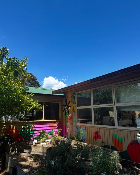 Adding the cute to some weathered old weatherboards 🌿 💥Assist @danielle.monique.art 📍Client Canterbury Primary School 🎨 Paint @duluxaus Weathersheild #heynicemurals #communitymural #melbournemurals #mural #brightmural #courtyard #flowermural #officemural #schoolmurals #murals #muralart #canterburyprimary #cps #school #veggiemural #stemmural #wattle #flowers #daisy #canterbury #schoolmural #gardenmural Outdoor Mural, Office Mural, Garden Mural, Flower Mural, Flowers Daisy, School Murals, School Painting, Home Indoor, Canterbury