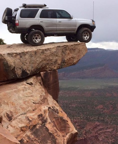 A little too close for comfort!!! Montero 4x4, Toyota Hilux Surf, Toyota Surf, 3rd Gen 4runner, Toyota 4runner Trd, Toyota Suv, Toyota 4x4, Toyota 4, Overland Vehicles