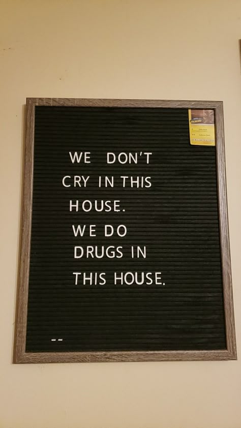 Cute Message Board Ideas, Letter Bored Ideas, Letter Board Quotes College Dorm, Funny Quotes To Put On Letter Board, Quotes For Felt Letter Board, Letterboard Signs Funny, Letterboard Aesthetic, Letterboard Ideas Funny, Funny Felt Board Quotes