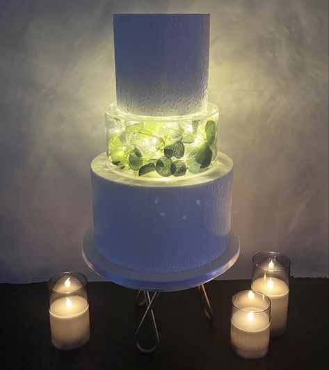 Lighting Cake Design, Wedding Cakes With Clear Tiers, Cakes With Acrylic Tier, Fillable Cake Stand Ideas, Wedding Cake Clear Tier, Wedding Cakes With Lights, Cake With Clear Tier, Wedding Cake With Clear Tiers, Wedding Cake With Acrylic Tier