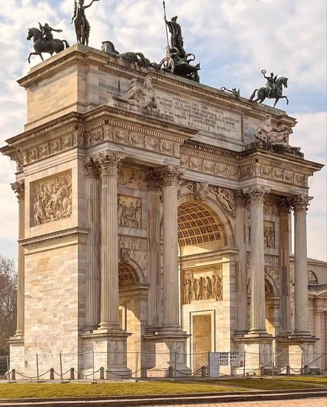 Ancient Buildings Architecture, Rome Buildings, House Structure Design, Greece Architecture, Classical Building, Building Aesthetic, Romanesque Architecture, Building Photography, Revival Architecture