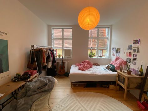 Colourful Minimalist Bedroom, German Bedroom Aesthetic, British Dorm Room, Berlin Apartment Aesthetic, Berlin Bedroom Aesthetic, Berlin Bedroom, European Room, Nyc Bedroom, Pretty Room