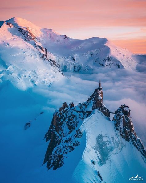 Aiguille du Midi (CHAMONIX) – Mont Blanc Family Fun Mont Blanc Mountain, Luxury Ski, Ski Holidays, French Alps, Snow Mountain, Beautiful Places To Visit, Mountain Landscape, Mountaineering, Ski Resort