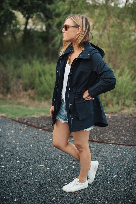 Raincoat Outfit Summer, Packable Rain Jacket Woman, Cute Rain Coats For Women, Rain Jacket Women Outfit, Navy Raincoat Outfit, Womens Rain Coat, Black Rain Coat Outfit, Rain Jacket Outfit Aesthetic, Black Rain Jacket Outfit