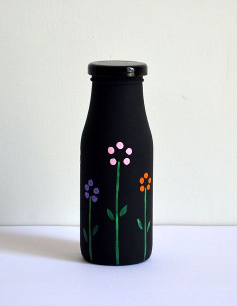 Warli Painting Ideas On Bottle, Black Bottle Painting Ideas, Aesthetic Bottle Painting Easy, Simple Glass Bottle Painting Ideas, Glass Bottles Art Paint Easy, Black Bottle Painting, Glass Bottle Painting Ideas Easy, Aesthetic Bottle Painting, Aesthetic Bottle Art