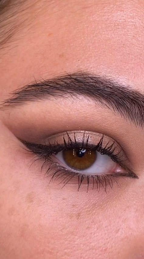 Make Up For Light Brown Eyes, Christmas Glam, Prom Eye Makeup, Beginners Eye Makeup, Eye Makeup Styles, Eye Makeup Techniques, Smokey Eye Makeup Tutorial, Makeup Tutorial Eyeliner, Prom 2024