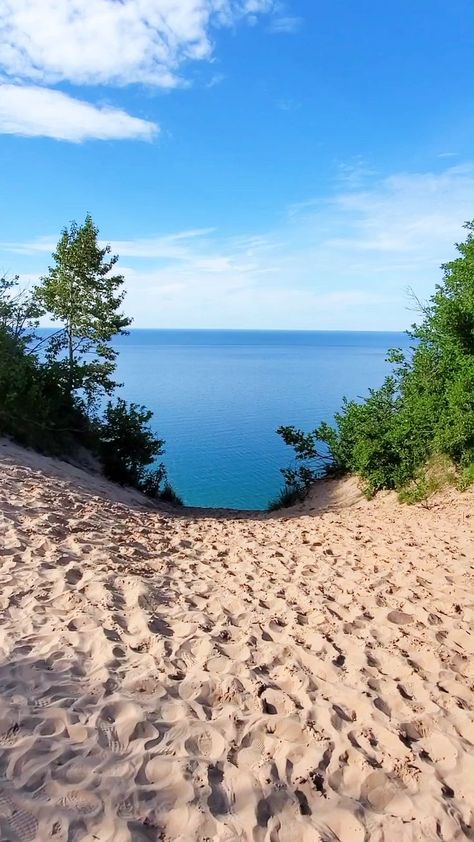 PHOTOS! (See 3 dots below video.) Make a stop here for some of the best views in the state! Hiking trails that go here to for day hikes. US summer vacation road trip ideas. Video Making Ideas, Up Michigan, Pictured Rocks, Michigan Travel, Beach Wallpaper, Summer Road Trip, Beautiful Places Nature, Nature Gif, Alam Yang Indah