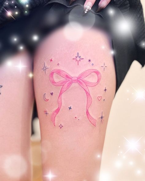 Kawaii Hand Tattoo, Kawaii Tattoo Ideas, Pastel Tattoos, Tattoed Heart, Pink Bow Tattoos, Kawaii Tattoos, Bow Tattoos, Pastel Tattoo, Sparkle Tattoo