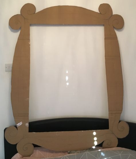 Diy Photo Booth Frame, Photo Booths Ideas, Photobooth Friends, Diy Photo Frame Cardboard, Big Picture Frames, Photo Booth Birthday, Photo Booth Picture Frames, Cardboard Picture Frames, Cardboard Photo Frame