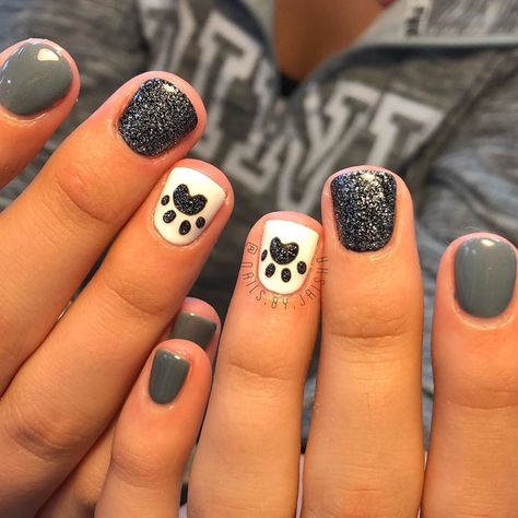 Dog mom!🐶🖤 Puppy Dog Nails, Dog Mom Nails Design, Paw Print Nail Art Dog, Dog Paw Print Nail Designs, Dog Mom Nails, Dog Print Nail Designs, Dog Print Nails, Dog Nail Designs, Paw Print Nail Designs