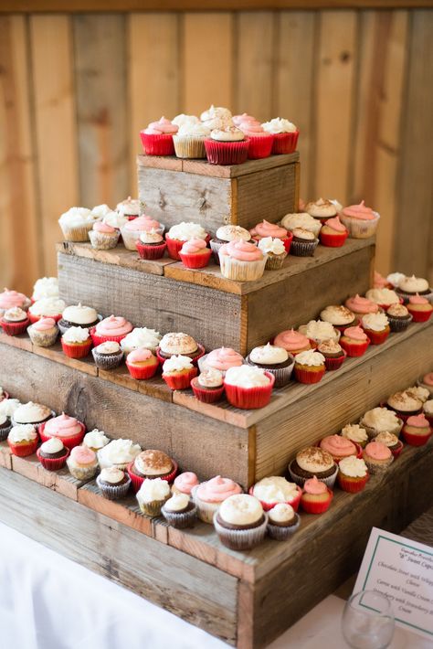 Diy Wedding Cupcakes, Wooden Wedding Cake Stand, Wooden Wedding Cake, Wood Cupcake Stand, Diy Cupcake Stand, Cupcake Stand Wedding, Diy Cake Stand, Diy Cupcake, Wedding Cake Stand