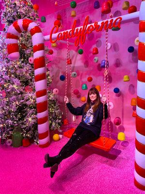 Christmas Pop Up, Christmas Festival Ideas, Christmas Event Ideas, Christmas Activation, Pop Up Museum, Pop Art Christmas, Christmas Selfie, Ball Pits, Christmas Stage