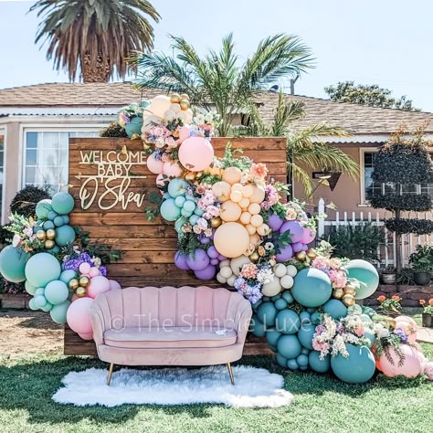 Flowers And Butterflies Backdrop, Wildflower Balloon Arch, Flower Wall With Balloons, Spring Balloon Arch, Sundowner Party, Spring Balloons, Flower Balloon Arch, Baby Shower Backdrop Ideas, Baby Shower Backdrops