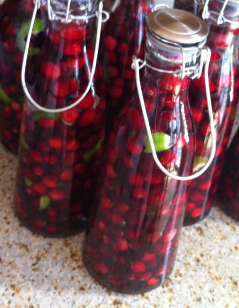 Cranberry Vodka Recipe, Infused Liquors, Alcohol Infusion, Homemade Alcohol, Liquor Gifts, Homemade Liquor, Liquor Recipes, Cranberry Vodka, Moonshine Recipes