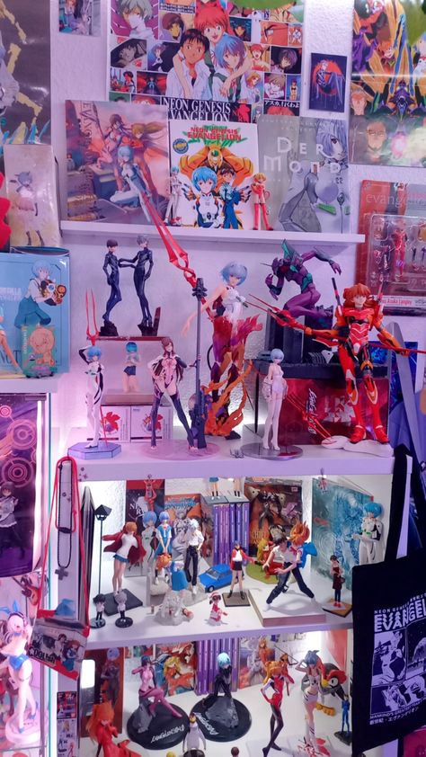 Evangelion Room Decor, Lain Room, Evangelion Room, Tomboy Room Ideas, Cosplay Room, Manga Shelving, Shrine Ideas, Anime Bedroom Ideas, Nerd Room