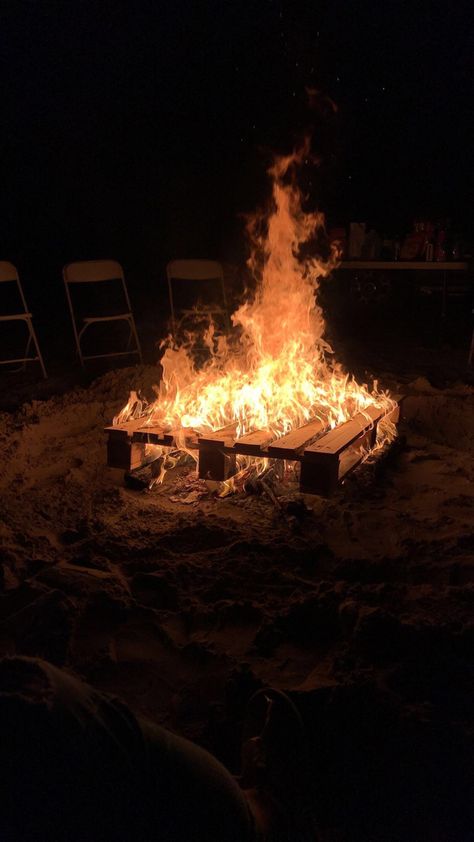 Fire Party Ideas, Fire On Beach Aesthetic, Beach Bonfire Aesthetic, Beach Campfire Aesthetic, Bonfire On Beach Aesthetic, Bonfire Beach, Bonfire At The Beach Night, Fire Party, California Nature