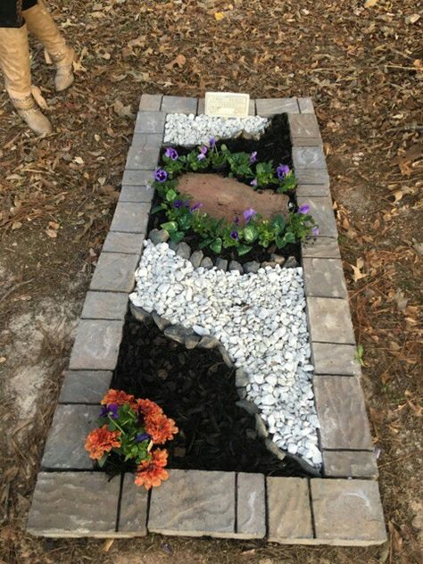 Pet Tombstone Ideas Diy, Grave Side Decorations Ideas, Grave Garden Ideas, Grave Decorations Diy, Pet Grave Ideas, Dog Grave Ideas, Pet Tombstone, Dog Grave, Pet Memorial Garden