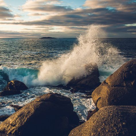 Beach Rocks Photography, Aesthetic Rainy Day, Wave Photos, Stormy Waves, Rocks Photography, Country Watercolor, Rainy Mood, St Peter And Paul, Water Splashing