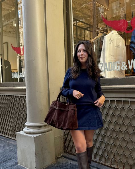 cannot beat a navy and brown combo 🍂💙 #fallfashion #falloutfits #falloutfitinspo #falloutfitideas #pleatedskirt Navy Skirt Outfit, Blue Skirt Outfit, Navy Outfits, Outfit Navy, Mini Skirt Outfit, Navy Blue Skirt, Navy Outfit, Navy Skirt, Miniskirt Outfits