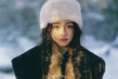 Winter Pose Reference, Snow Portrait, Female Reference, Winter Photoshoot, Human Reference, Face Reference, Best Photo Poses, Hair Reference, Fur Hat