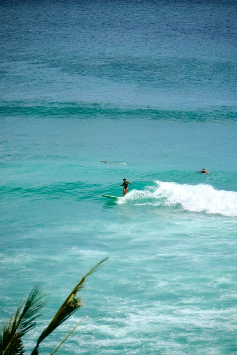 A travel girl longboard surfing on Bingin in Uluwatu, Bali. Bingin Beach Bali, Surfing Bali, Uluwatu Beach, Bingin Beach, Bali Summer, Bali Aesthetic, Bali Photography, Bali Uluwatu, Surfer Aesthetic