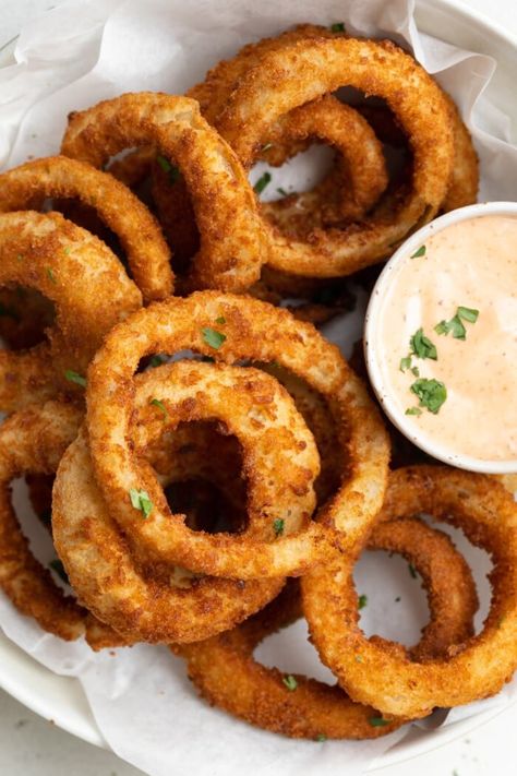 The quickest and easiest way to cook frozen onion rings is in the air fryer! This method takes just 10 minutes, and cooks up perfectly crispy, golden brown onion rings every time. Don't forget the homemade bloomin' onion sauce - it takes this easy side dish to the next level. Air Fryer Frozen Onion Rings, Onion Rings Air Fryer, Bloomin Onion Sauce, Frozen Onion Rings, Onions Rings, 40 Aprons, Bloomin Onion, Air Fryer Recipes Vegetarian, Easy Skillet Meals