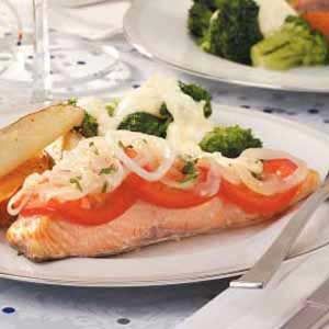 Tomatoes, onions and lemon juice make this moist, flaky salmon something special. "My husband, Frank, and I really like salmon cooked this way," writes Lillian Denchick of Olmstedville, New York. "A salad and dinner rolls usually round out our menu." Hollandaise Recipe, Healthy Salmon Recipes, Healthy Salmon, Don't Sleep, Salmon Recipe, Food Test, Thanksgiving Menu, Baked Salmon, Veggie Sides