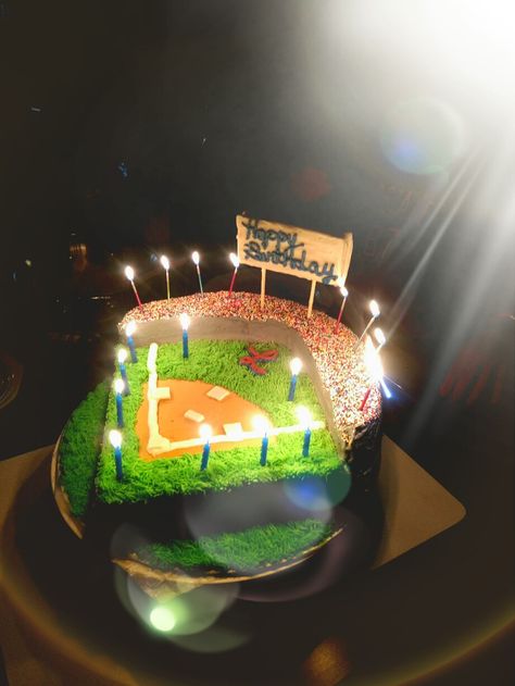 Baseball Field Cupcake Cake, Kickball Cake Ideas, Baseball Field Birthday Cake, Homemade Baseball Cake, Baseball Birthday Cake Ideas, Baseball Stadium Cake, Baseball Birthday Party Cake, Baseball Birthday Cakes For Boys, Diy Baseball Cake