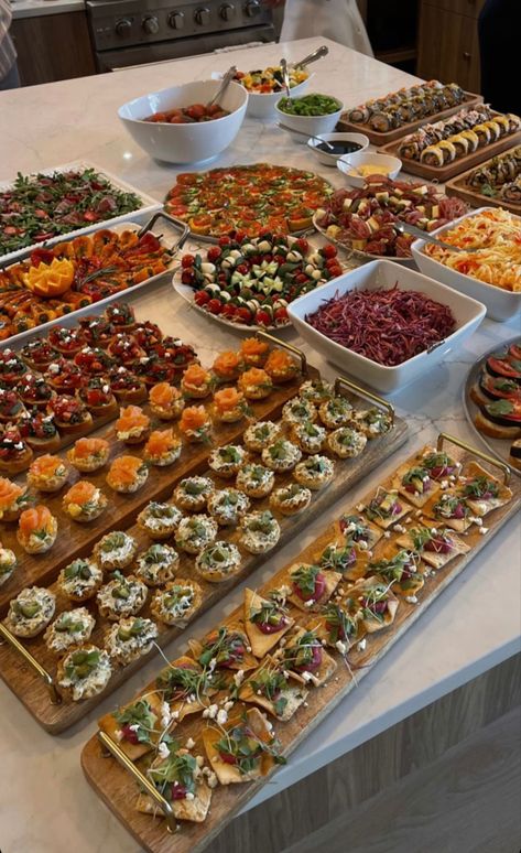 Lake House Food, Catering Food Displays, Decorações Com Comidas, Party Food Buffet, Catering Ideas Food, Lake Food Ideas, Party Food Platters, Charcuterie Recipes, Lake Food