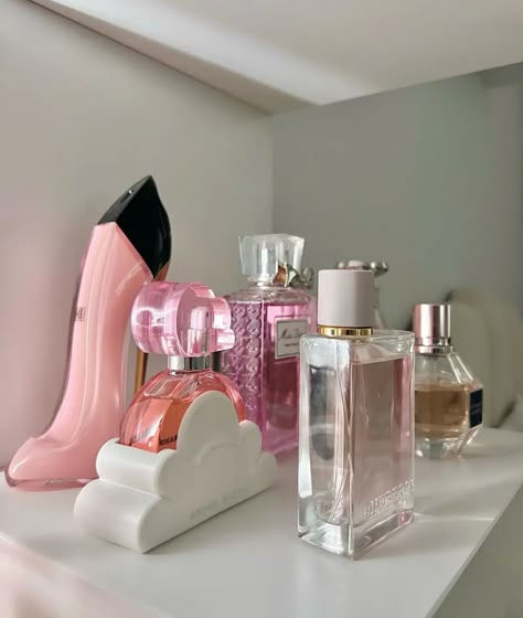 Profumo Victoria Secret, Koleksi Parfum, Perfume Organizer, Perfume Organization, Pink Perfume, Organizer Ideas, Fragrances Perfume Woman, Perfume Collection Fragrance, Shower Skin Care