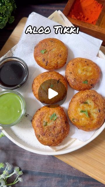 Potato Tikki Recipe, Crispy Aloo Tikki Recipe, Aloo Snacks Recipes, Aloo Recipes Snacks, Tikki Recipes, Aloo Tikki Recipe, Actifry Recipes, Peanut Chutney, Aloo Tikki