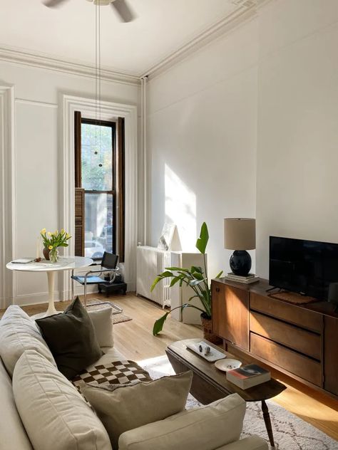 New York Living Room, Apartment Manifestation, New York Apartment Aesthetic, New York Studio Apartment, Deco Fireplace, Brownstone Interiors, New York Living, Brownstone Homes, Tranquil Home