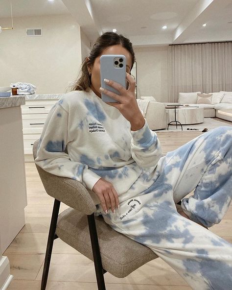 Marianna Hewitt on Instagram: “The Cloud Set ☁️ available tomorrow on @summerfridays .com 9am PST. Limited Edition. Once it’s gone, it’s gone! update: all sold out! this…” Cute Sweatsuits, Mom Attire, Tie Dye Sets, Cloud Sweatshirt, Loungewear Summer, Wellness Home, Summer Loungewear, Marianna Hewitt, Elevated Fashion