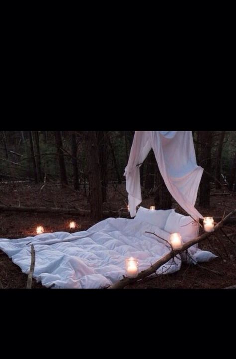 backyard pallet and candles can be romantic Sleeping Under The Stars, Beltane, Theme Halloween, Under The Stars, In The Woods, Outdoor Bed, The Great Outdoors, Outdoor Spaces, Outdoor Living