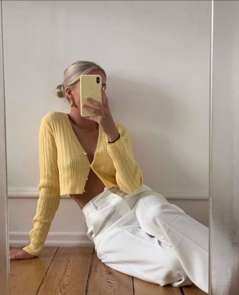 Aesthetic Check | Pastels – LAC LOOKBOOK BLOG Amanda Marie, Yellow Fits, Pastel Outfit, Yellow Cardigan, Yellow Outfit, Hipster Outfits, Baggy Pants, Mode Inspo, Yellow Fashion