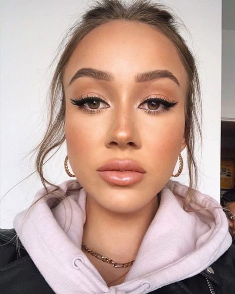 Aurora Lovestrand on Instagram: “Faux freckles 🌞 I have a tutorial in my story highlights for faux freckles like this ✨ Freckles- @anastasiabeverlyhills brow powder duo…” Glam Makeup With Freckles, Aurora Lovestrand, Makeup With Freckles, Hollywood Glam Makeup, Makeup For Fair Skin, Makeup Freckles, Freckled Skin, Fair Skin Makeup, Faux Freckles