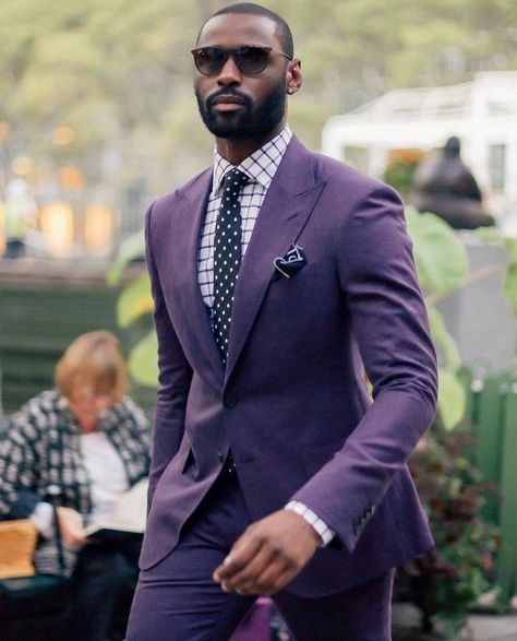 Man that purple suit looks awesome. I got a dark purple suit when I was 25 and man it looks terrible with white skin. If you get purple suit at least have extremely tanned skin…otherwise it will suck. Men Linen Suit, Purple Man, Wedding Dressing, Purple Suit, Costume Africain, Purple Suits, Suit Tie, Casual Tie, Lapel Blazer