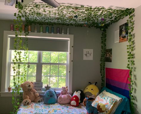 Squishmallows Aesthetic Bed, Heartstopper Bedroom Aesthetic, Pride Flag Bedroom Aesthetic, Pride Flag In Room Aesthetic, Flags In Bedroom Ideas, Pride Flag In Room, Pride Bedroom Ideas, Pride Flag Bedroom, Lgbtq Room Ideas