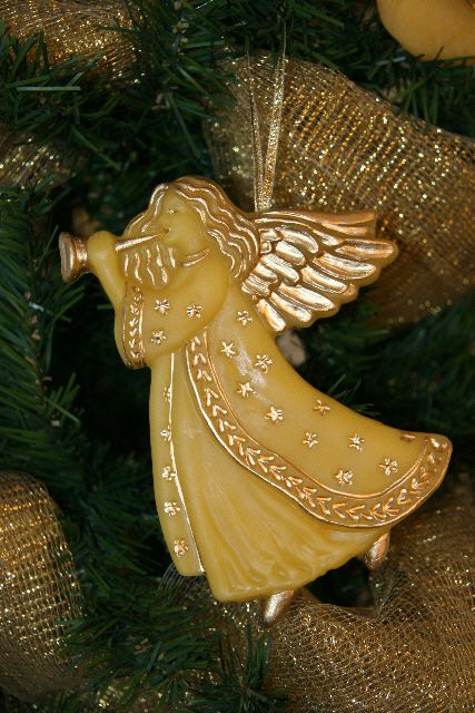 DIY Homemade Christmas Ornaments at BetterBudgeting: Christian "Angel Bee" with real beeswax painted with gold leaf Wax Ornaments, Beeswax Molds, Cookie Crafts, Beeswax Diy, Beeswax Ornaments, Brown Bag Cookie Molds, Diy Angel Ornaments, Angel Christmas Ornaments, Christmas Ornaments Ideas