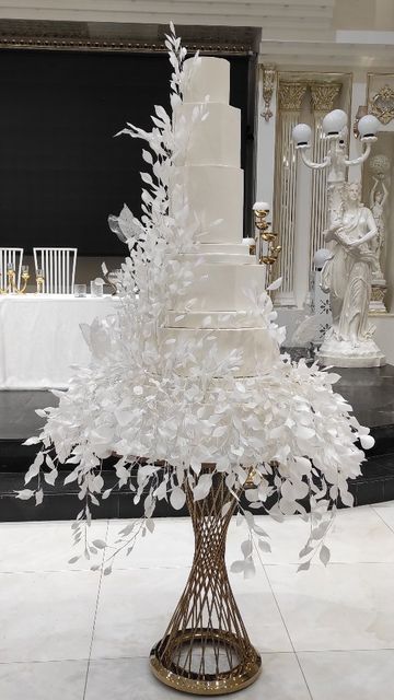 Fairy Tale Wedding Cake, Extravagant Wedding Cakes, Tall Cake, Decorating Frosting, Grand Wedding, Cake White, Tall Cakes, Couture Cakes, Extravagant Wedding