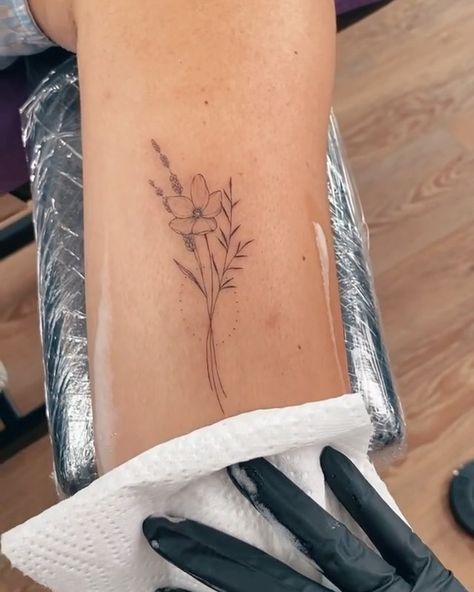 Long Stem Flower Tattoo, Dainty Leg Tattoos, Dainty Arm Tattoos, Bunami Ink, Long Stem Flowers, Symbol Tattoos, Dainty Tattoos, Art Tattoos, Tattoos Ideas