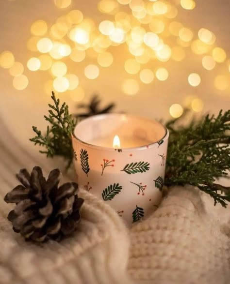 Candle Photography Inspiration, Christmas Wig, Candle Pics, Mood Candles, Gifts Photography, Christmas Shoot, Candles Photography, Spooky Candles, Winter Candle