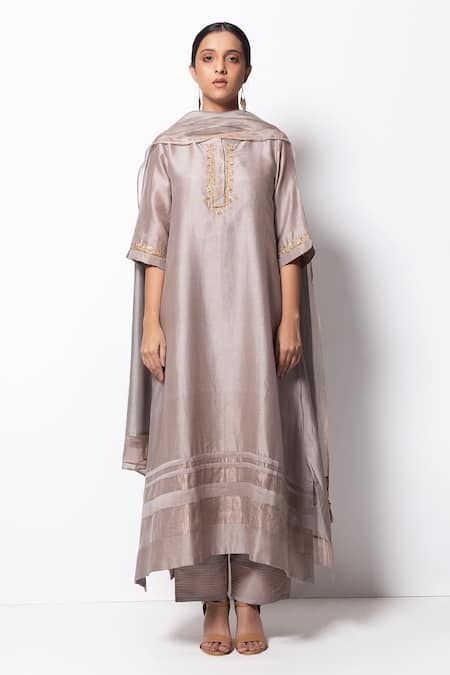 Buy Grey Kurta Handwoven Chanderi Silk Dupatta Chanderi Pant Set For Women by Bhavik Shah Online at Aza Fashions. Chanderi Suits Design, Grey Kurta, Silk Kurta Set, Chanderi Dupatta, Zardozi Embroidery, Indian Designer Suits, A Line Kurta, Silk Kurta, Suits Design