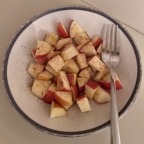 red apple sliced small with cinnamon power dusted on Apple Meals, Apples And Cinnamon, Cinnamon Apple, Small Meals, Low Cal, Apple Slices, Cinnamon Apples, Red Apple, Apples