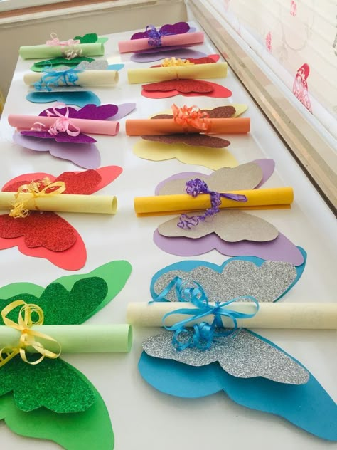 Mother's Day Crafts For Kids, Paper Flower Garlands, Graduation Crafts, Mother's Day Crafts, Hand Crafts For Kids, Mothers Day Crafts For Kids, Kids Create, Diy Crafts For Kids Easy, Diy Crafts For Gifts